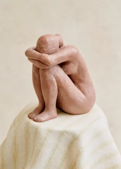 Sezane Les Invités|Sculpture Guénolée Courcoux - Femme Assise Petit Modèle