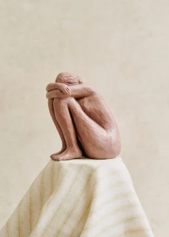 Sezane Les Invités|Sculpture Guénolée Courcoux - Femme Assise Grand Modèle