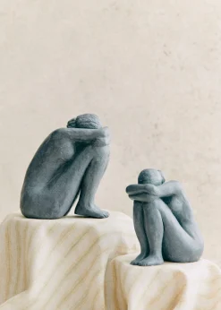 Sezane Les Invités|Sculpture Guénolée Courcoux - Femme Assise Grand Modèle